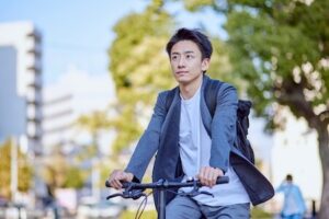 自転車に乗っている20代の日本人男性