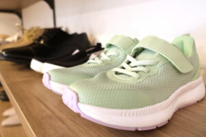 スニーカーや革靴が並んだ靴棚