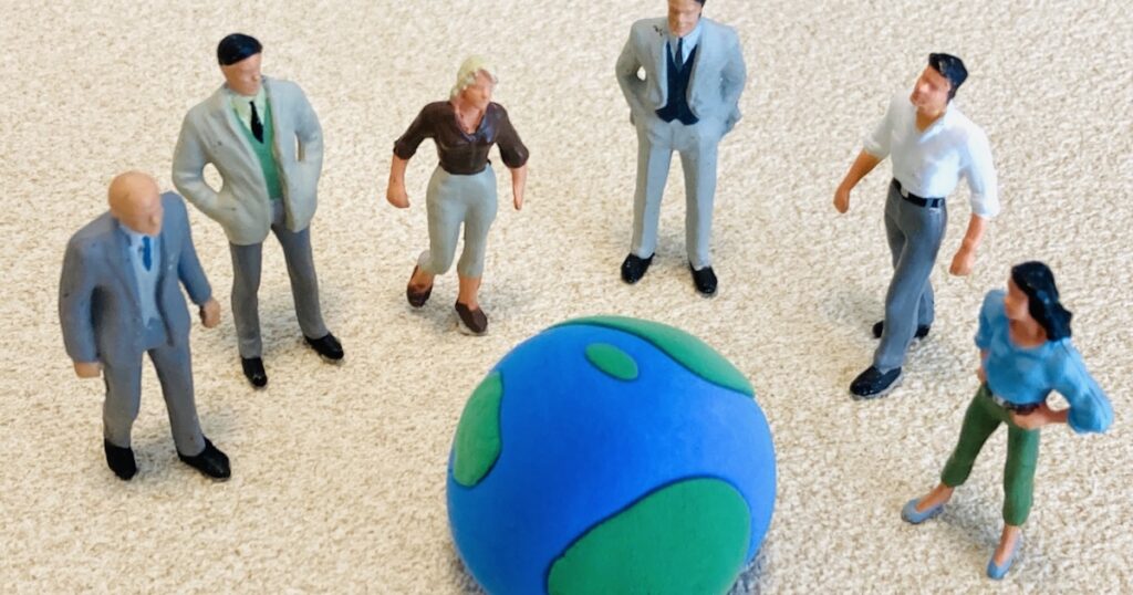 粘土で作られた地球と人のフィギア