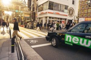 大阪市内を走るnewmoのタクシー