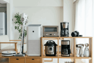 ロボット掃除機 コードレス掃除機 空気清浄機 オーブントースター 電気圧力鍋 コーヒーメーカー、ミラーレス一眼 美容家電など最新家電が並んでいる様子