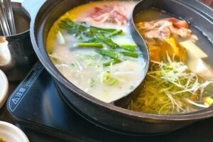 具材の入ったしゃぶしゃぶの鍋