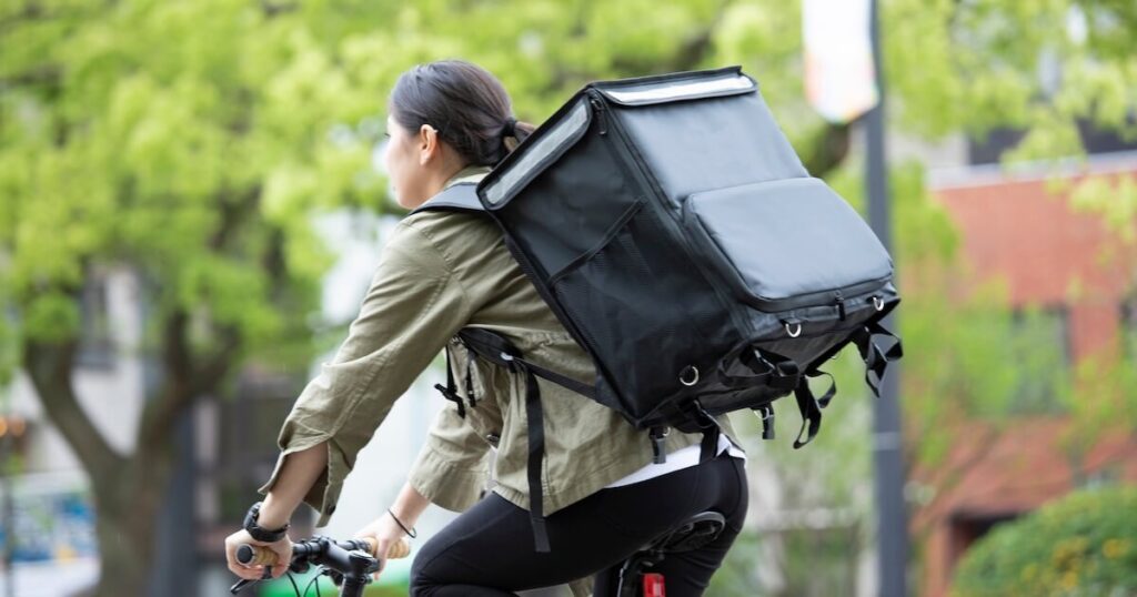 食事を配達する女性のデリバリパートナー