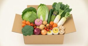 段ボールに入ったさまざまな種類の野菜