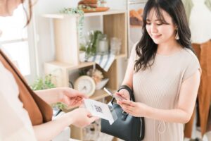 QRコードで支払いをする日本人女性